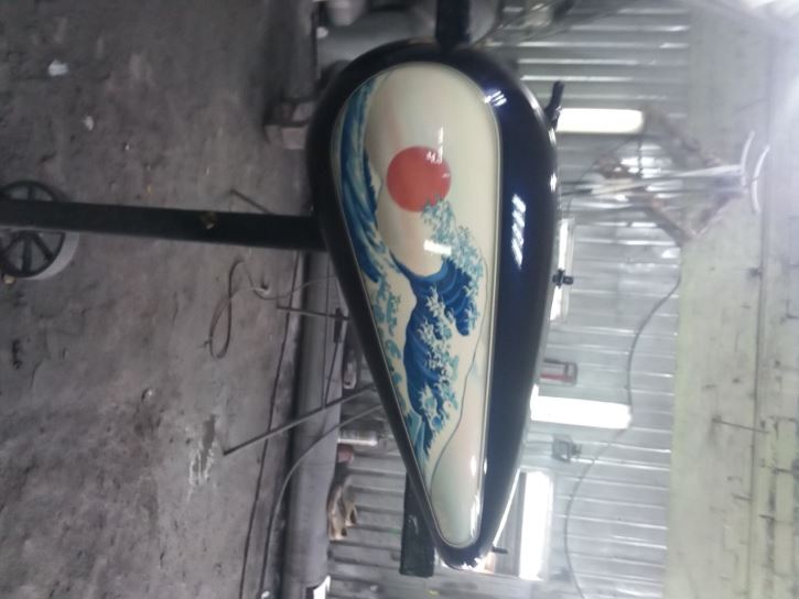 Кастом фарбування мотоциклу, байка. Kastom (Customizing). Kawasaki Vulcan 1500 Drifter. Малюнок на баку -Хвиля біля гори Канагава-
Blue Candy paint and Shimmering sandy beige